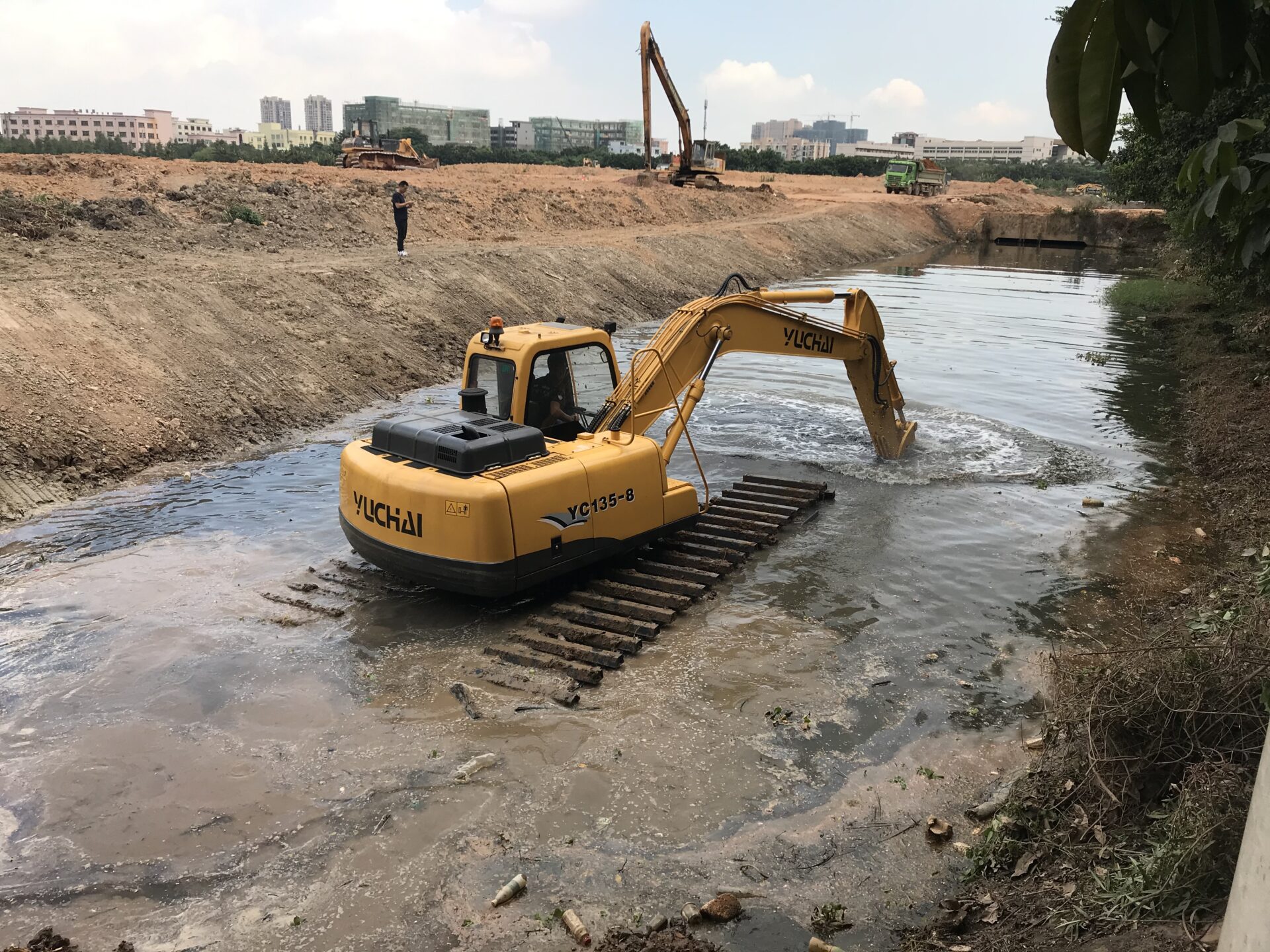 Плавающий экскаватор waterking 150. Экскаватор амфибия сат 318. Экскаватор zy 210sd. Экскаватор-амфибия hitachi zd200. Плавающий экскаватор amphimaster am200.